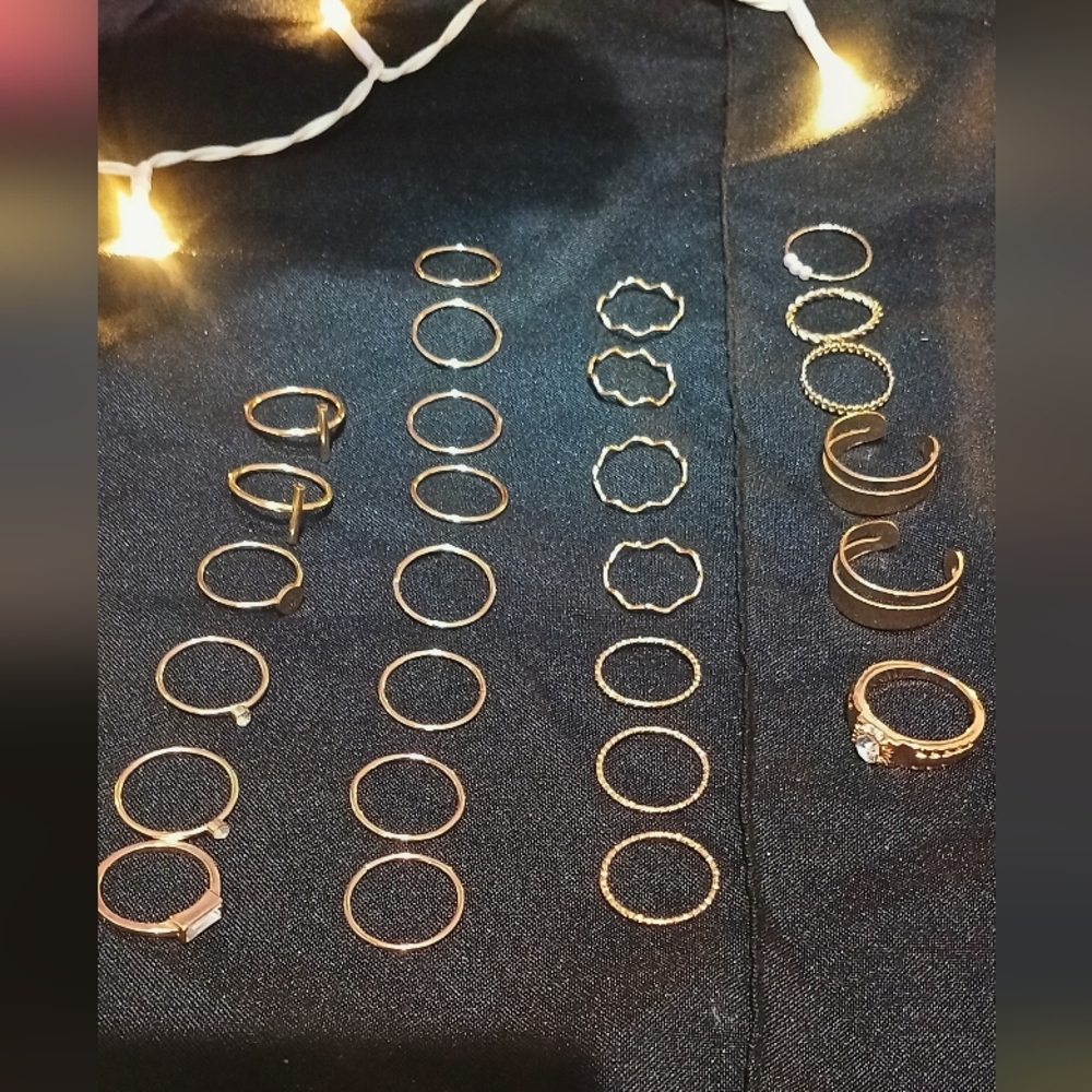 Women's Jewelry - Rings- Lot Of 22